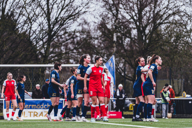 Foto von den Spielerinnen von Turbine Potsdam und der SG 99 Andernach auf dem Spielfeld