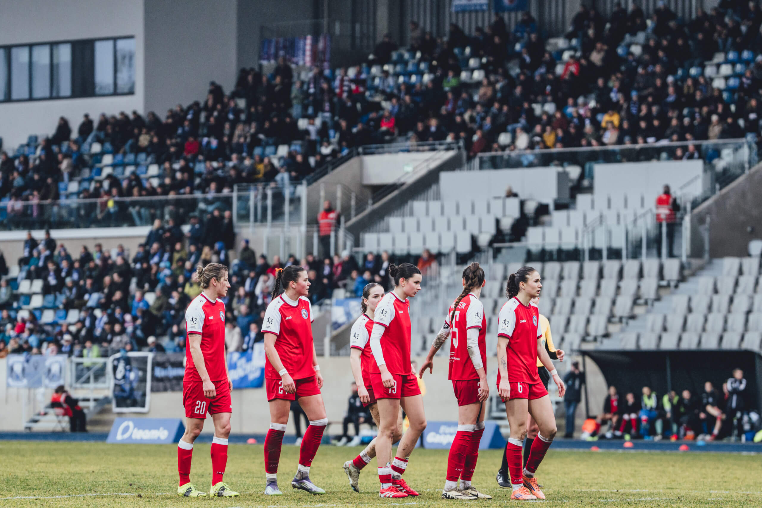 Sechs unserer Turbinen auf dem Spielfeld im Lohrheidestadion und im Hintergrund die Zuschauer*innen