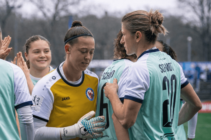 Turbine Spielerinnen klatschen sich vor Spielbeginn ab